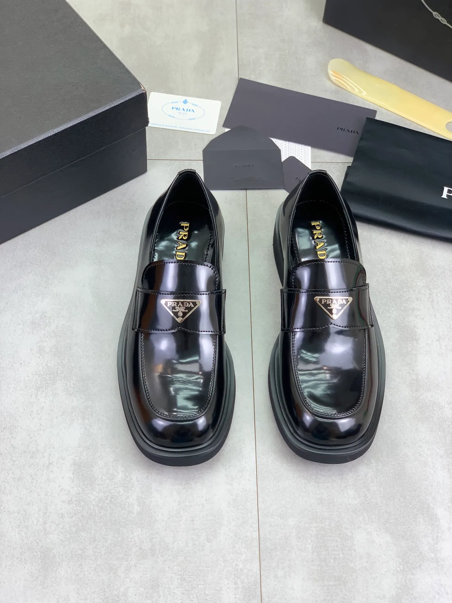 Factory price P840 💰Original quality, top version🔱 ＰＲＡＤＡPrada. Men's business casual leather shoes, top quality cow leather. 1:1 shipment ⬆️Luxurious and noble, all made of imported original first-layer fine suede cowhide, just to create a more comfortable wearing experience. Upper: original comfortable open-edge bead-rubbed calfskin ➕Top imported water-dyed full cow lining, original high-end lightweight and comfortable TPU combination bottom ✔️Code number: 39-44 (38 45 Can be customized)